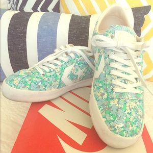 Womens Converse - 8.5w (Worn Once)